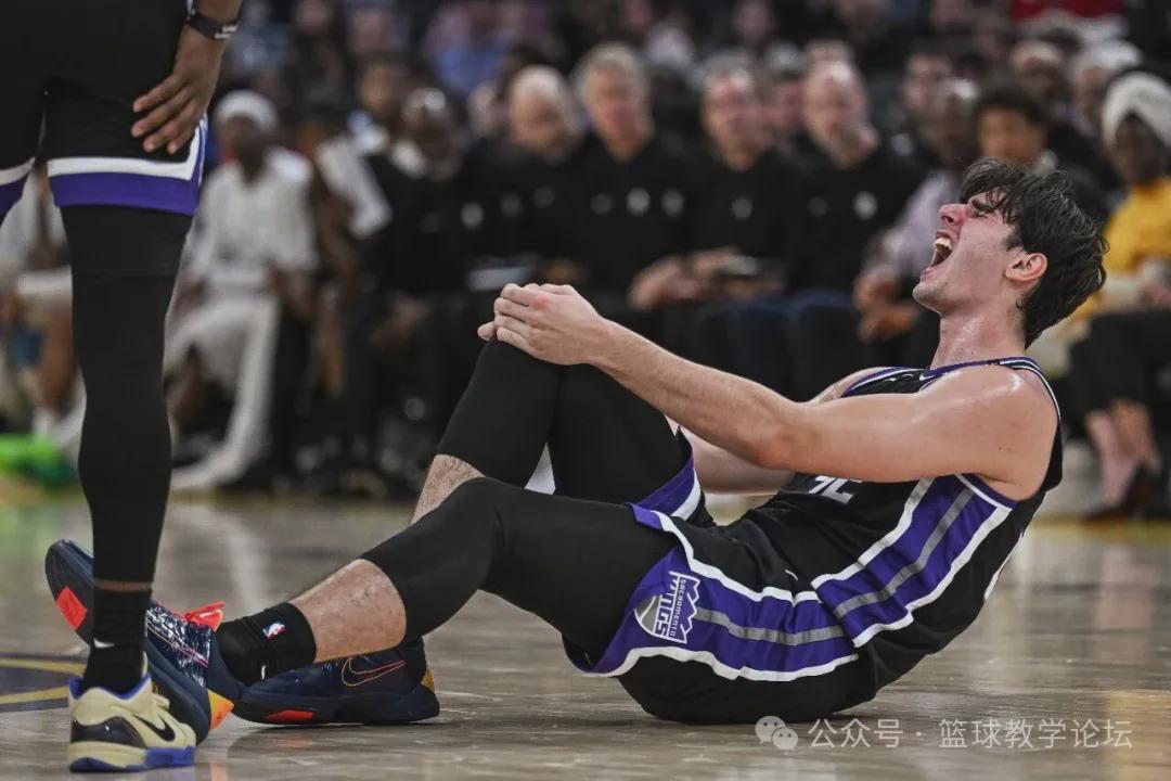 膝盖重伤！轮椅推走！NBA天才内线伤退